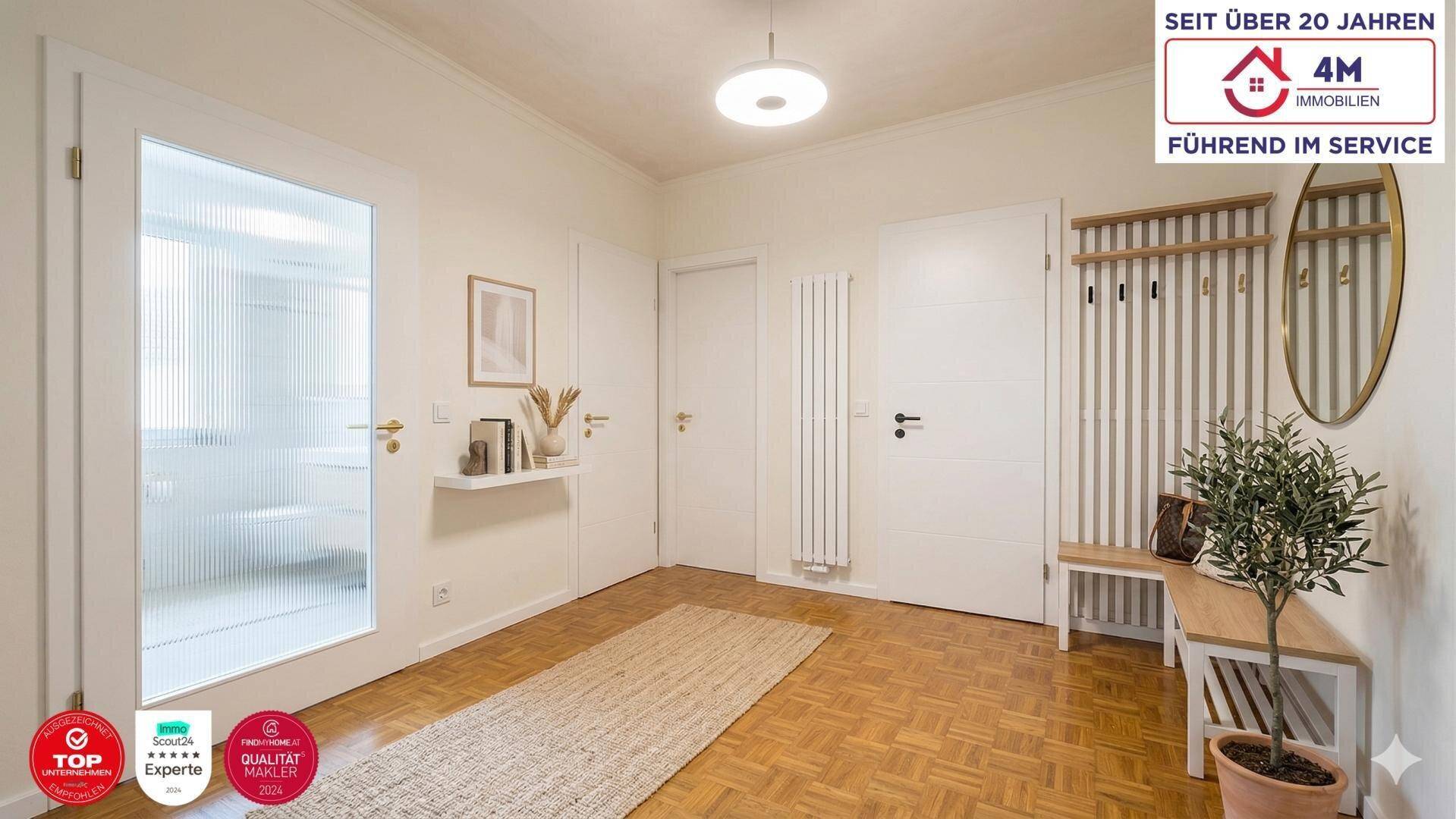 Heller Flur mit Parkettboden, Garderobe und Zugang zu weiteren Räumen.