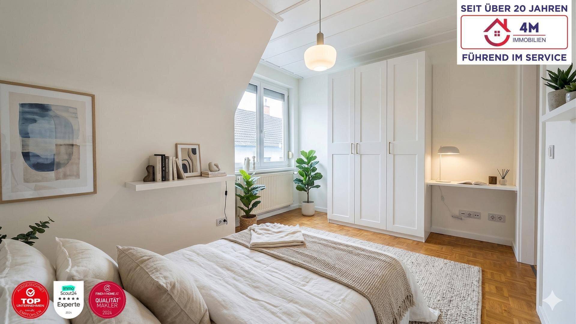 Gemütliches Schlafzimmer mit Dachschräge, großem Kleiderschrank und Parkettboden.