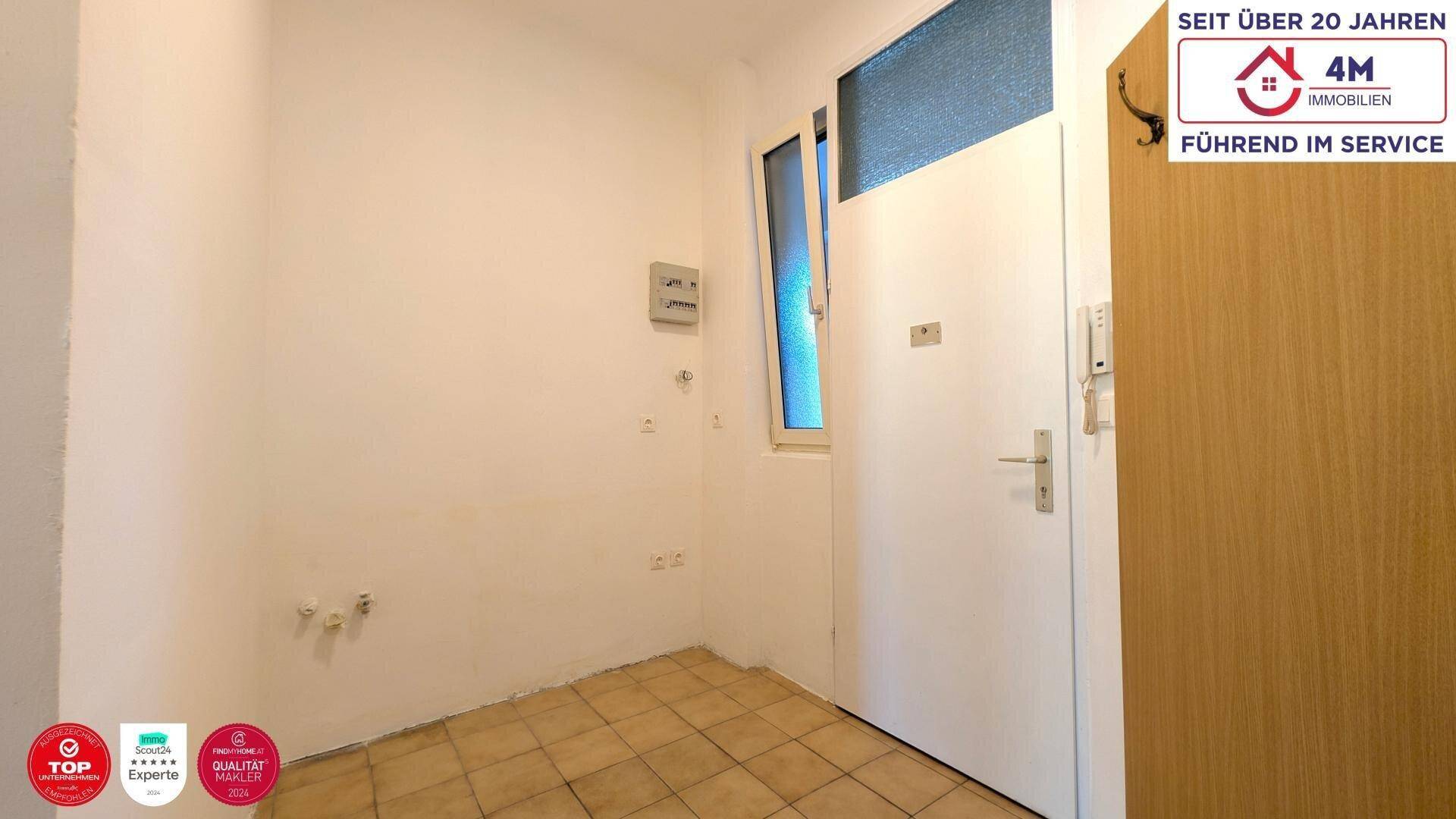 Heller Eingangsbereich mit Fliesenboden und Fenster, bereit für individuelle Gestaltung.