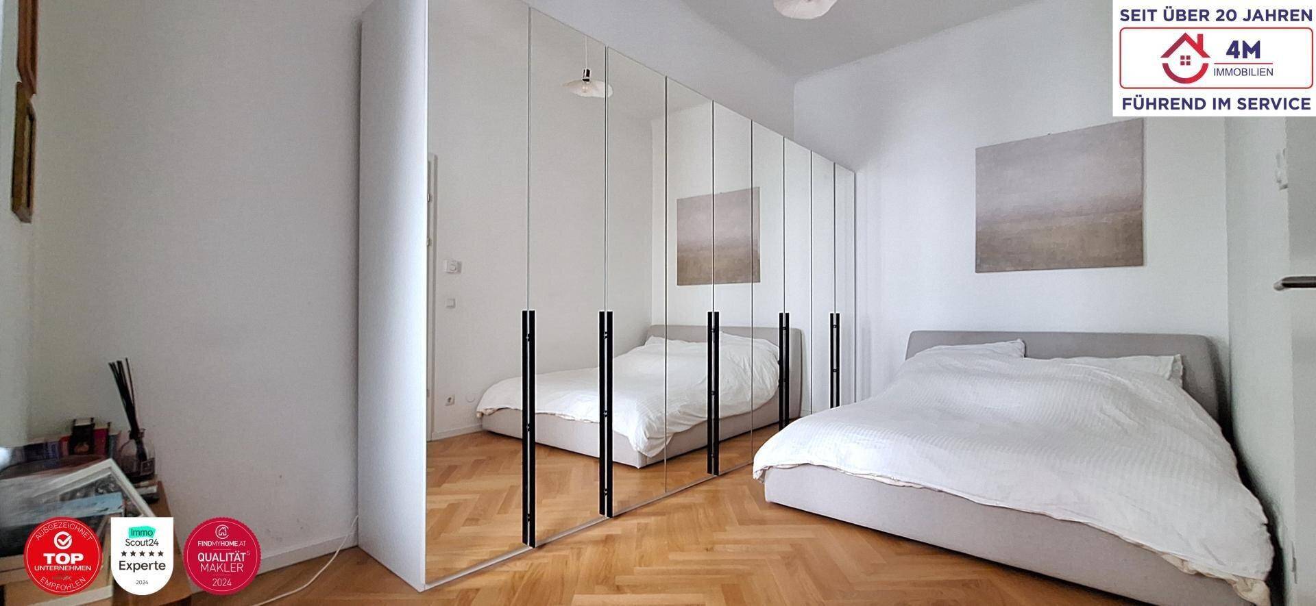 Geräumiges Schlafzimmer mit Doppelbett und integrierten Spiegelschränken, sehr hell und einladend.
