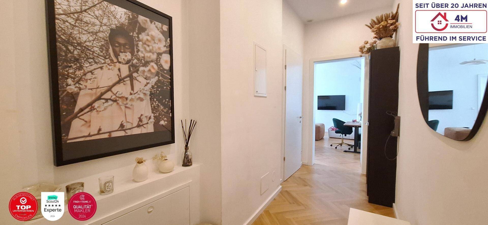 Heller Flur mit Parkettboden und dekorativem Spiegel, einladender Eingangsbereich der Wohnung.