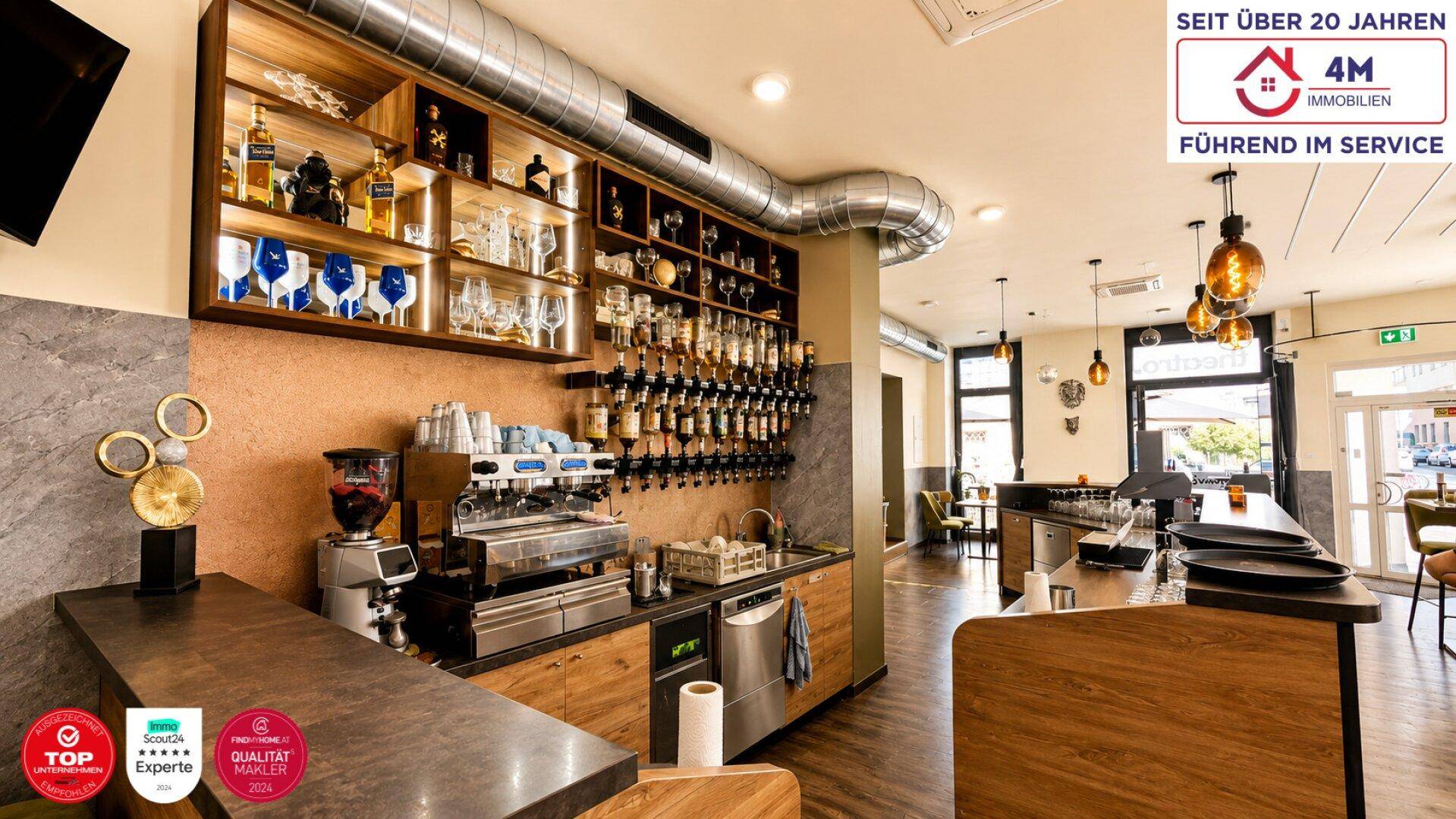 Detailansicht der Bar mit Kaffeemaschine, Zapfanlage und Regalen voller Flaschen und Gläser.