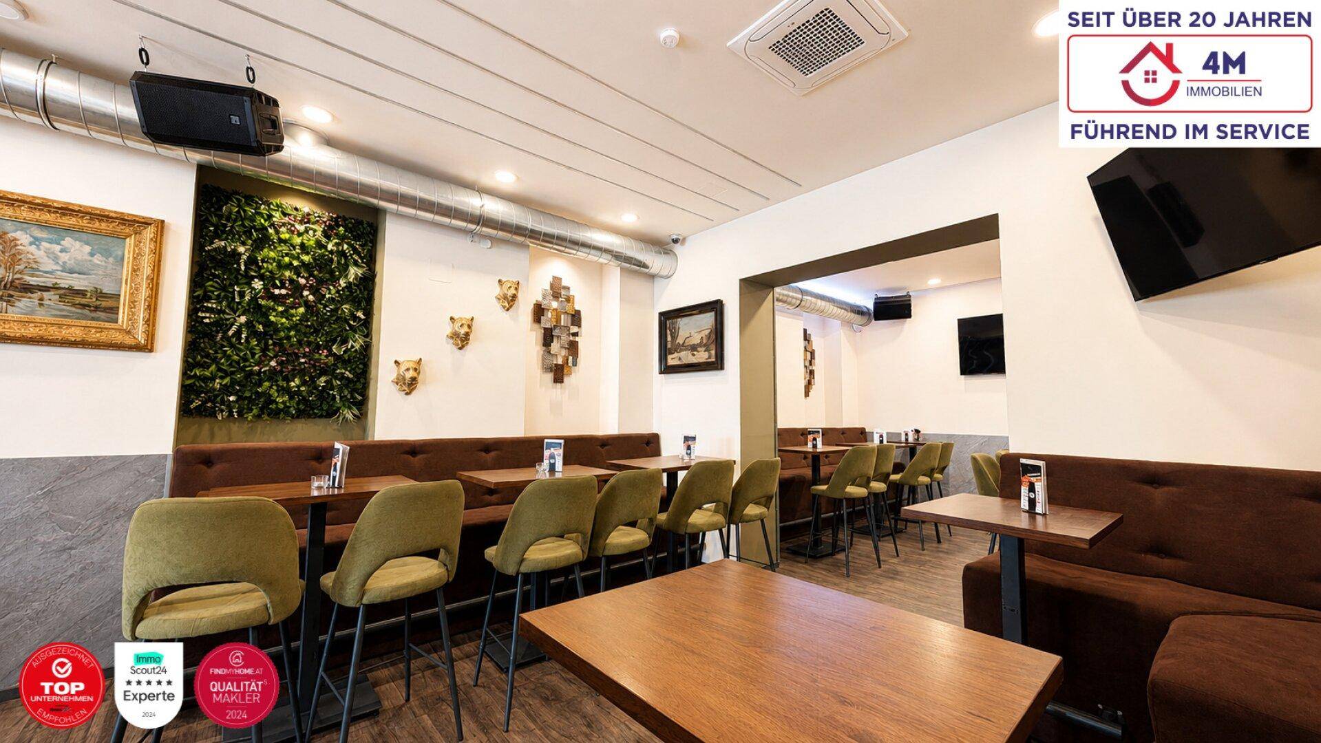 Gemütlicher Restaurantbereich mit gepolsterten Sitzbänken, Holztischen und dekorativen Wandelementen.