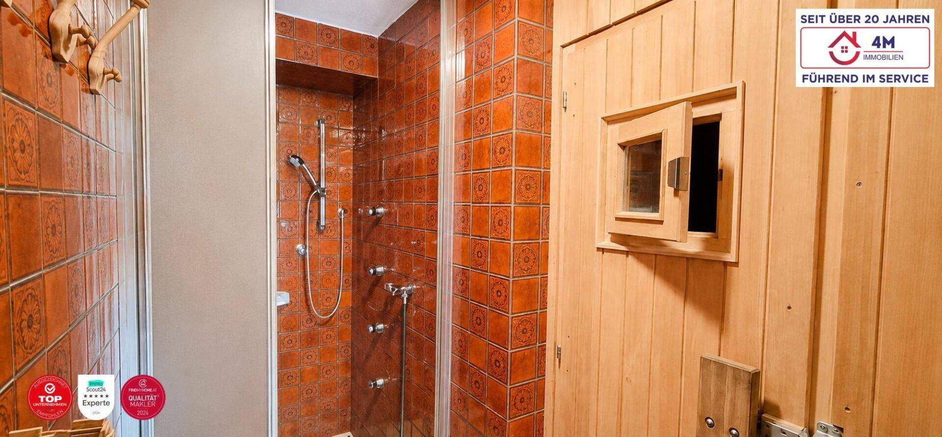 Badezimmer mit Duschkabine und angrenzender Sauna, ausgestattet mit Holzverkleidung.