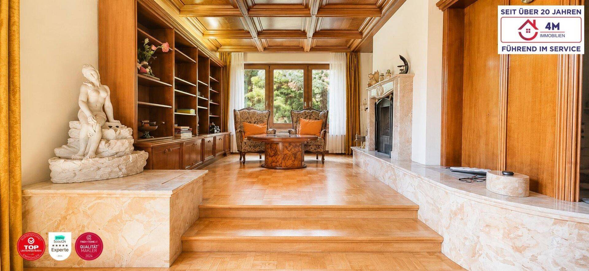 Elegantes Wohnzimmer mit Holzkassettendecke, Einbauregalen und einem dekorativen Kaminbereich.