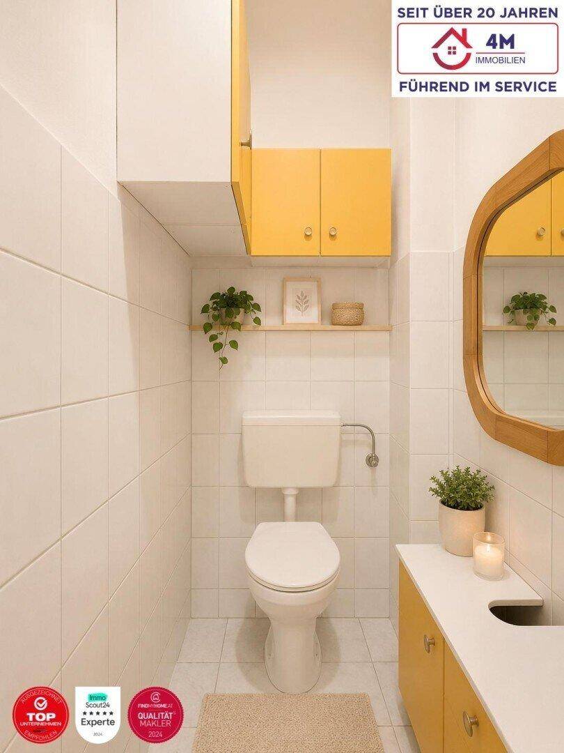 Separates WC mit Toilette, Waschbecken, gelben Akzenten und weißen Fliesen.