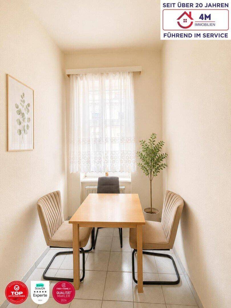 Kleiner Essbereich mit Tisch und Stühlen, ideal für gemütliche Mahlzeiten.