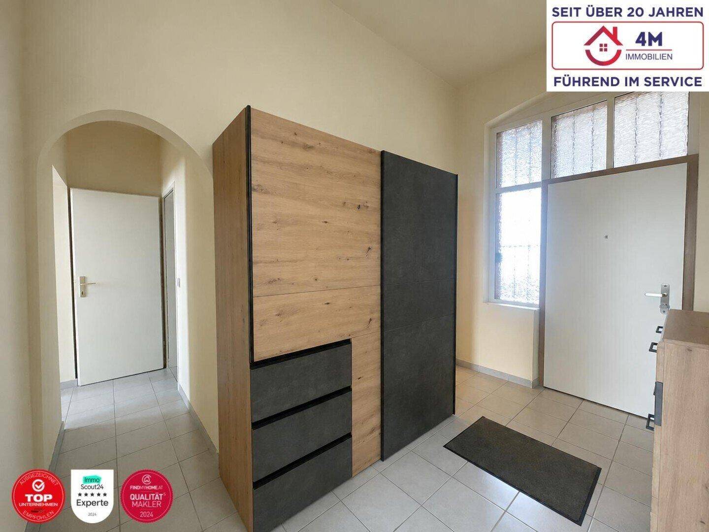 Eingangsbereich mit modernem Schrank und Zugang zu weiteren Räumen.