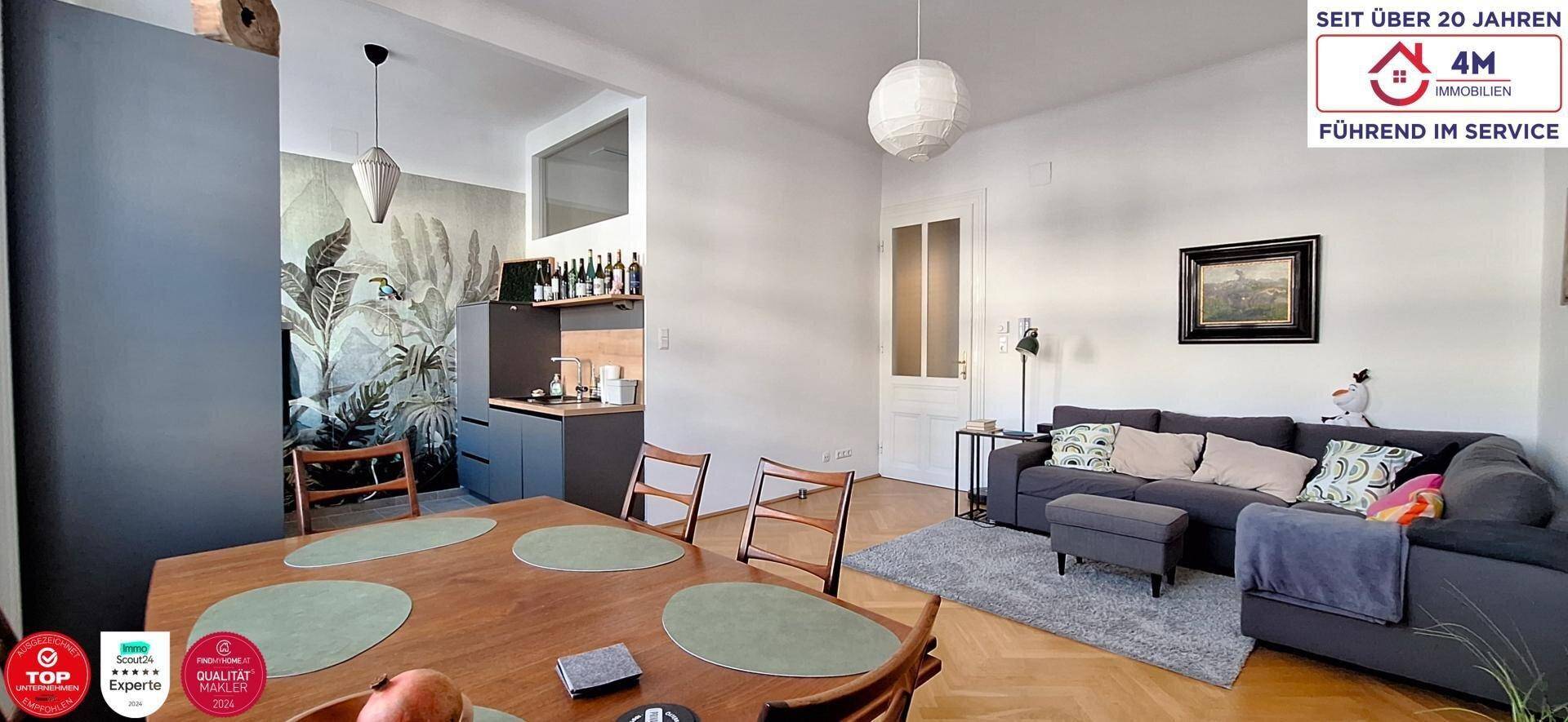 Gemütlicher Wohnbereich mit Sofa, Esstisch und Blick auf die moderne Küche.