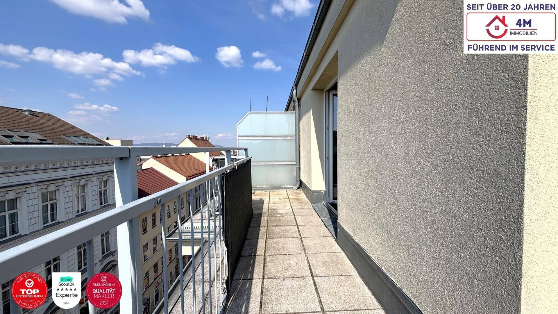 Lange, schmale Terrasse mit Fliesenboden und Metallgeländer, bietet Platz im Freien.