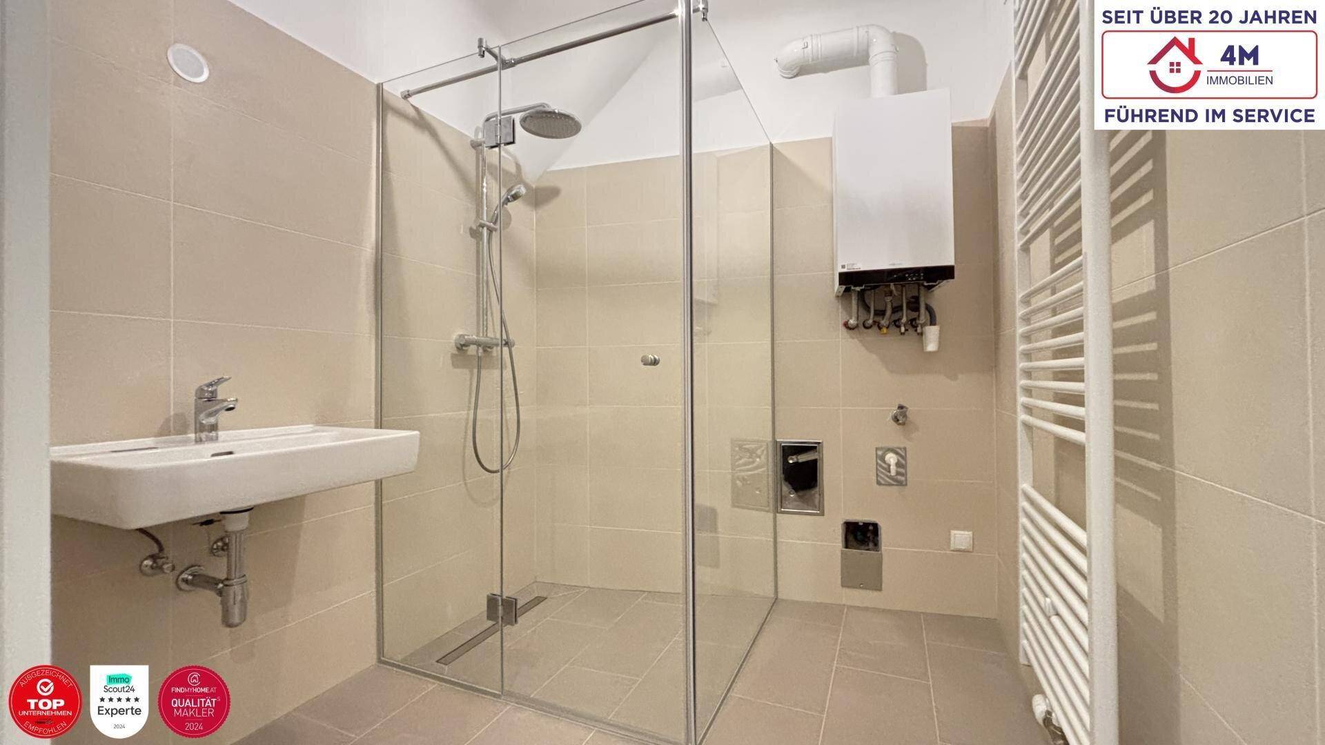Modernes Badezimmer mit begehbarer Dusche, Einzelwaschbecken und Handtuchheizkörper.