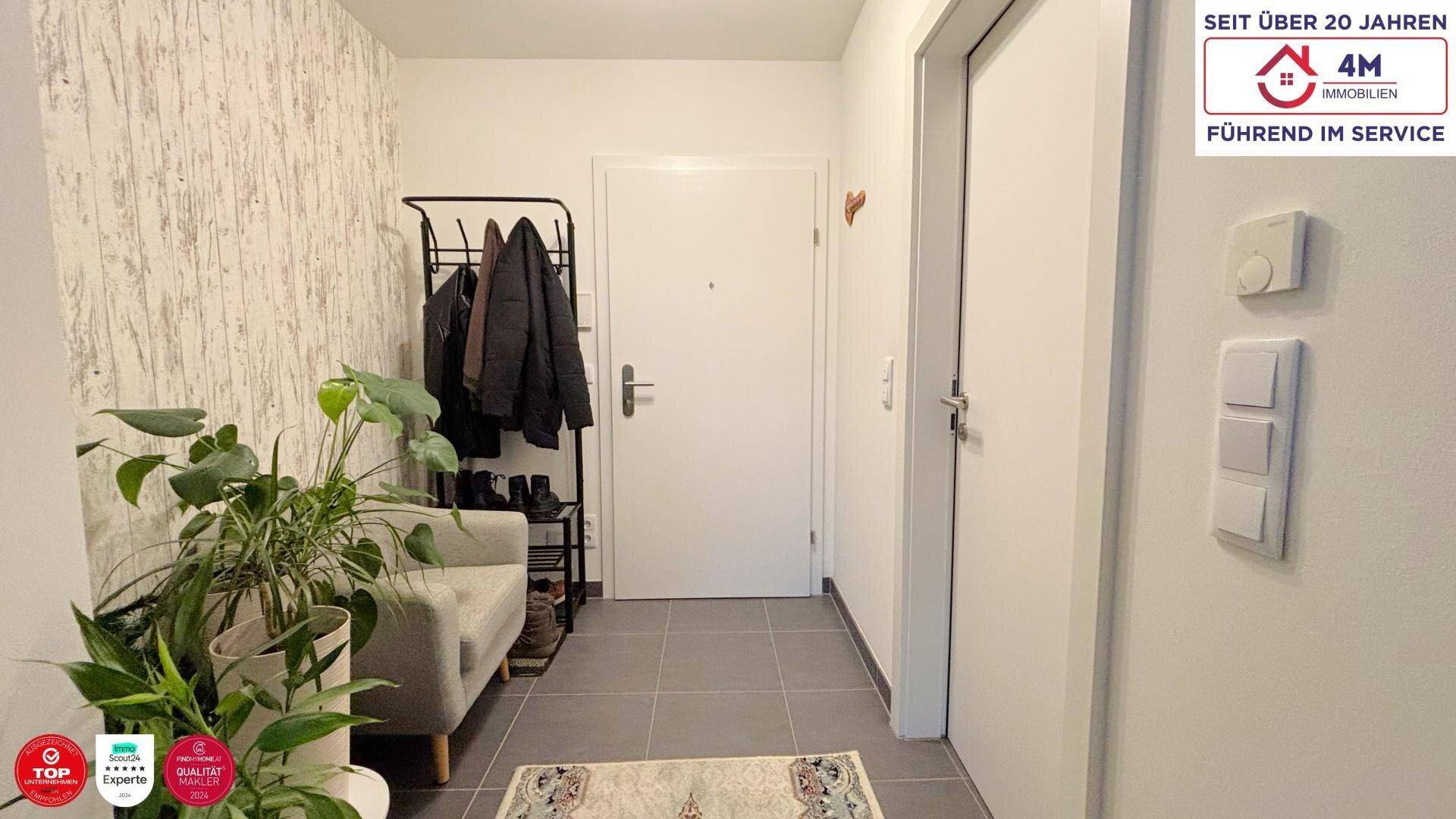 Heller Eingangsbereich mit Garderobe und Schuhablage, bietet praktischen Stauraum.
