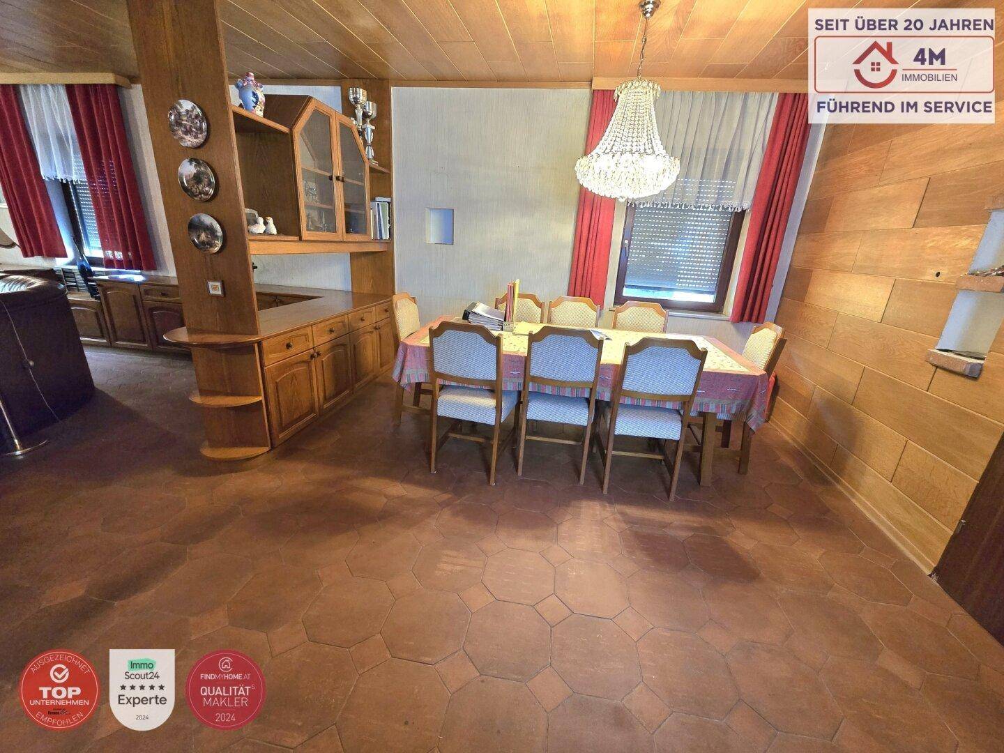 Geräumiger Essbereich mit großem Holztisch, Kronleuchter und traditionellen Möbeln.