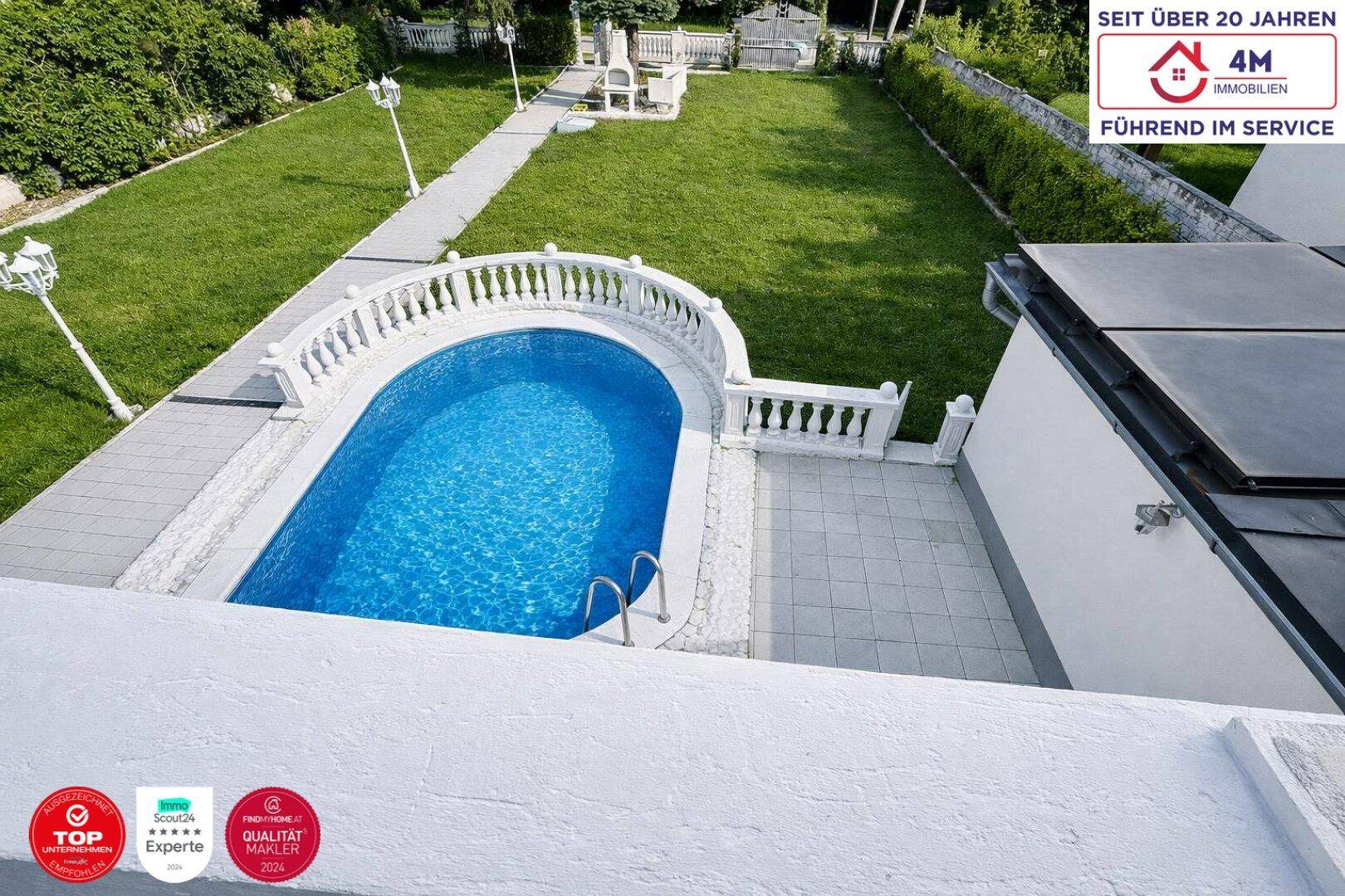 Außenbereich mit privatem Pool, weitläufigem Rasen und Grillplatz im Hintergrund.