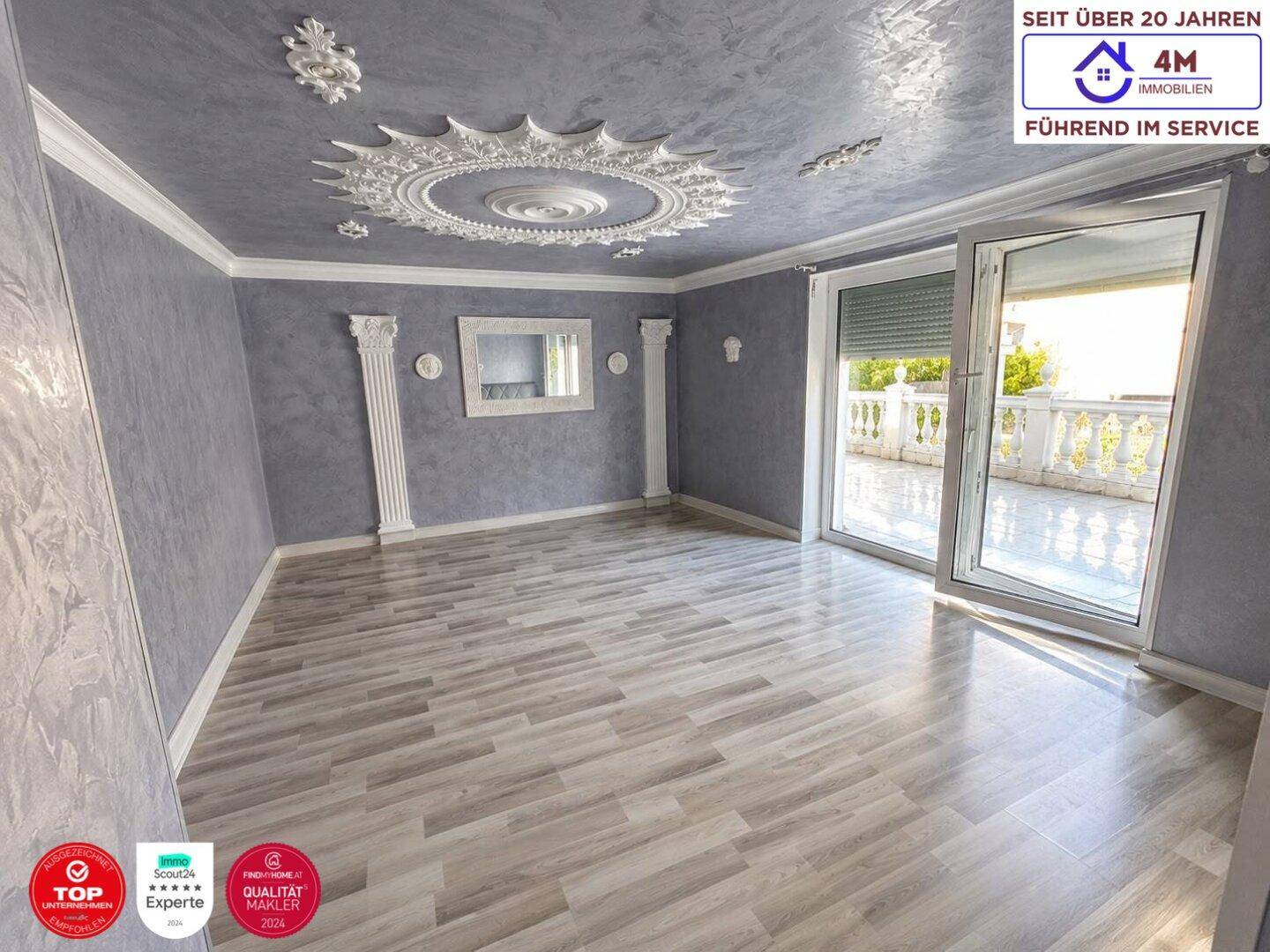 Geräumiger Raum mit Stuckdecke, modernem Laminatboden und Zugang zu einem Balkon.