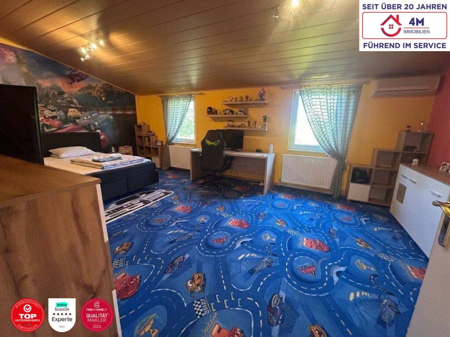 Kinderzimmer mit lebhaftem Teppichboden, gelben Wänden und Schreibtischbereich.