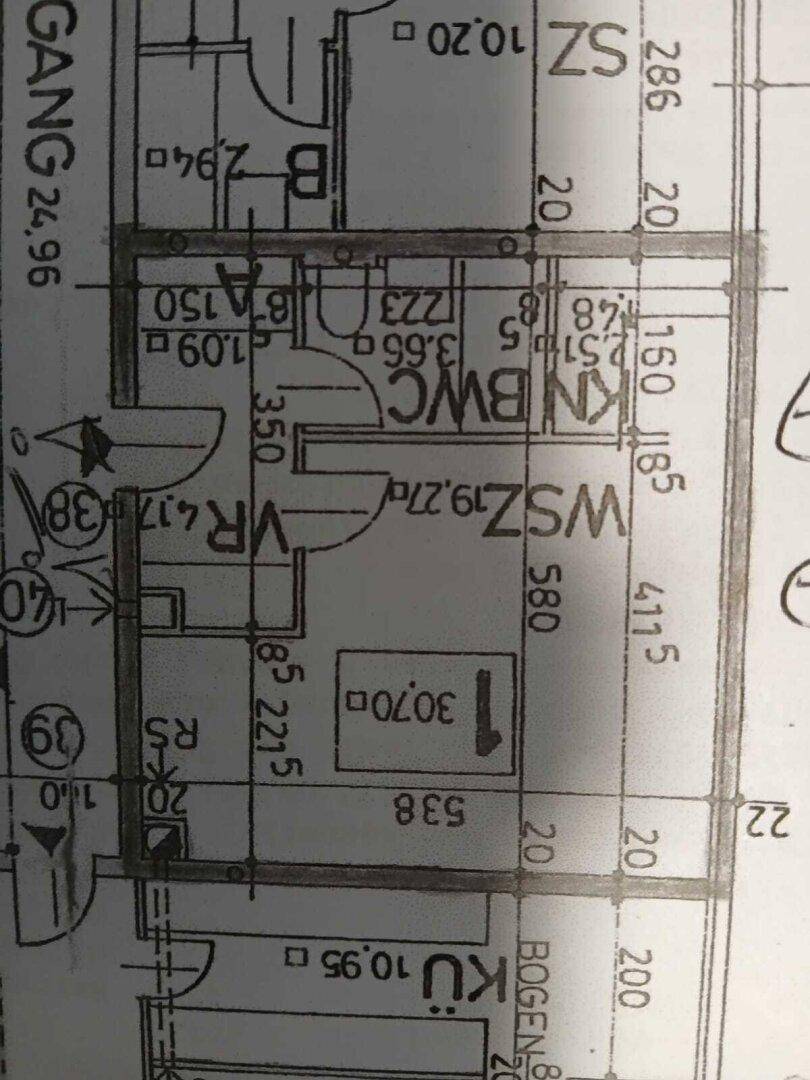 Grundrissplan zeigt die Raumaufteilung mit Wohnzimmer, Schlafzimmer und Küche.