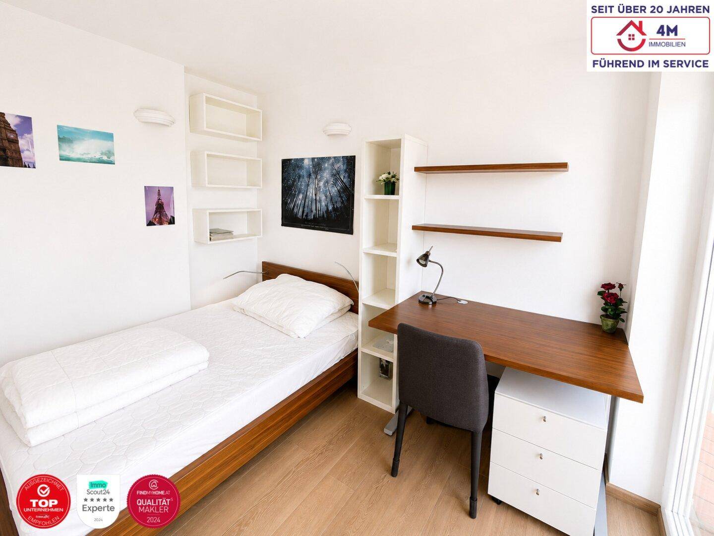 Gemütliches Schlafzimmer mit Einzelbett, Schreibtisch und Holzboden, ideal als Kinder- oder Gästezimmer.