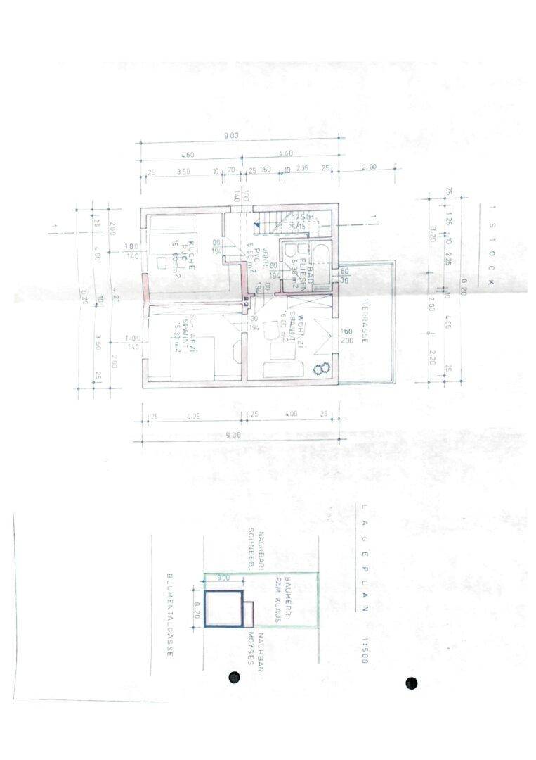 Grundriss des ersten Stocks mit Terrasse und Lageplan des Einfamilienhauses.