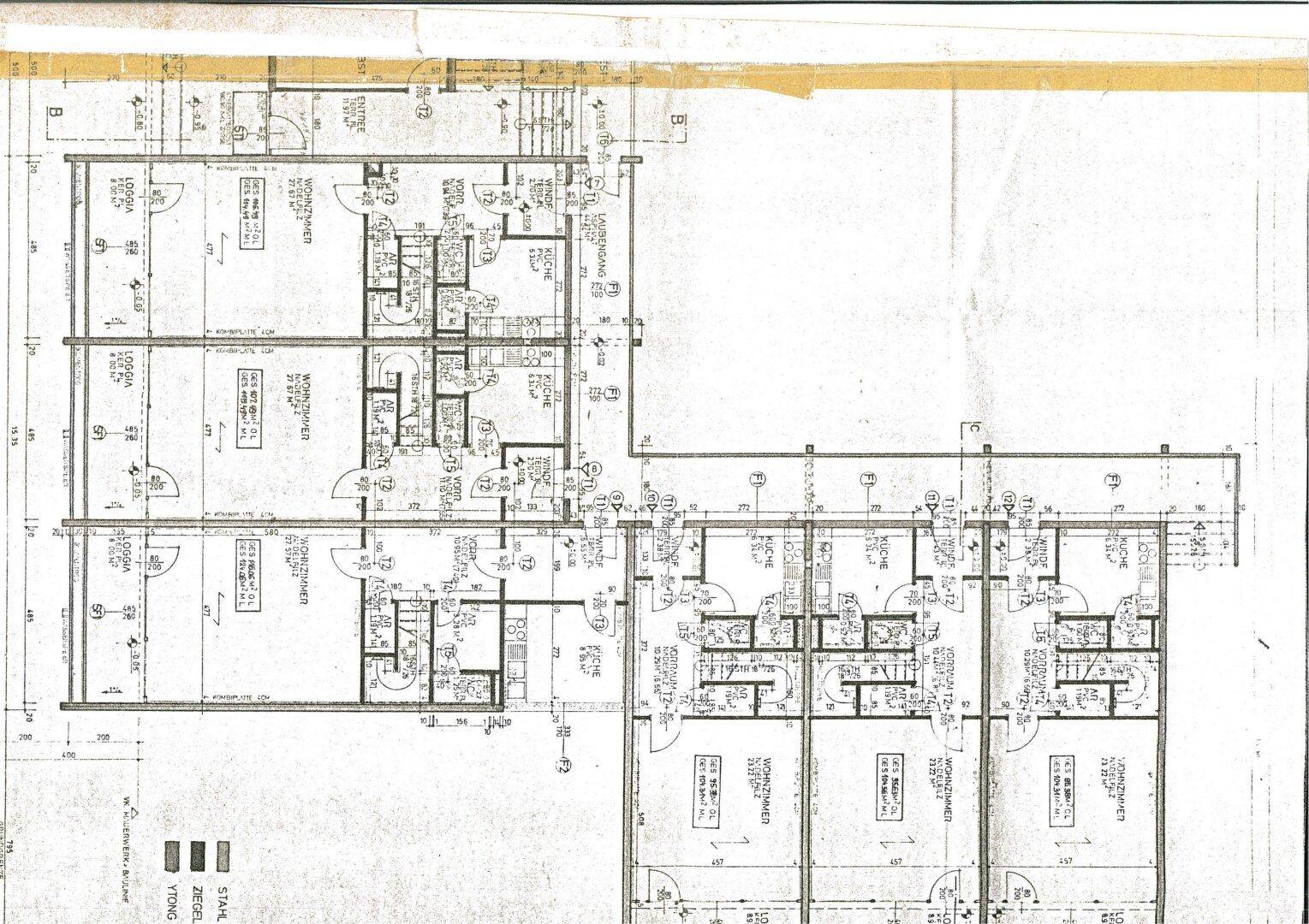 Grundrissplan des Erdgeschosses mit Raumaufteilung und Balkonen.
