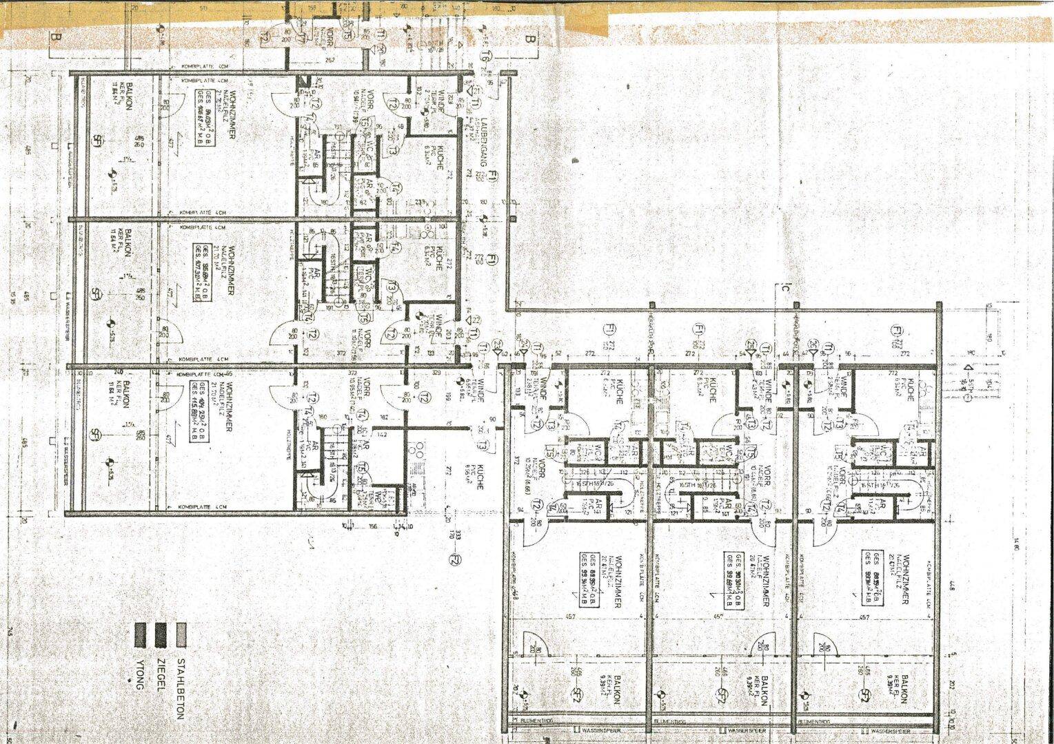 Detaillierter Grundriss des ersten Obergeschosses mit Küchen und Bädern.