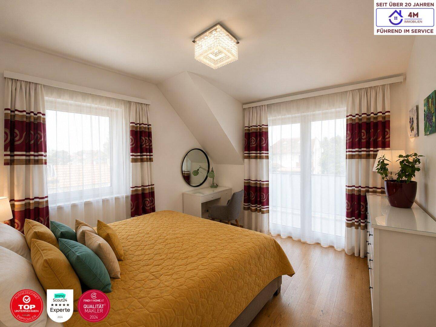 Gemütliches Schlafzimmer im Dachgeschoss mit Dachschrägen, Balkonzugang und hellem Holzboden.