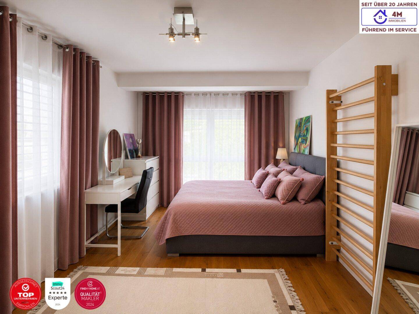Helles Schlafzimmer mit rosa Bettwäsche, Holzboden und Sprossenwand für sportliche Aktivitäten.