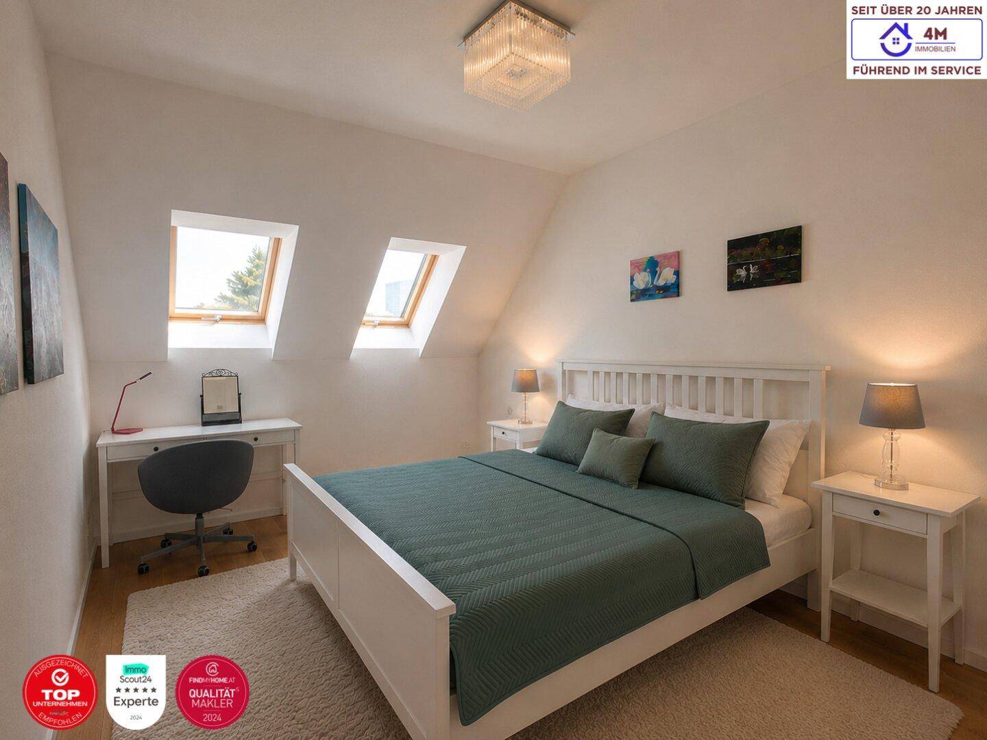 Helles Schlafzimmer im Dachgeschoss mit Dachfenstern, weißem Bett und Holzboden.