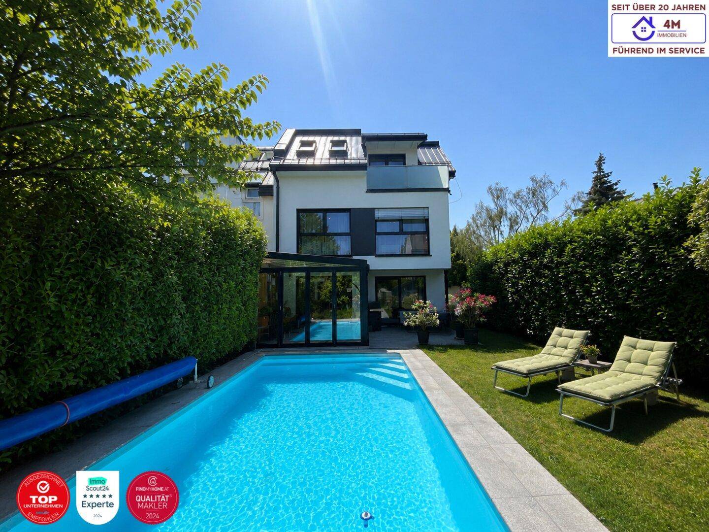 Sonniger Gartenbereich mit privatem Pool, Liegestühlen und grüner Hecke.