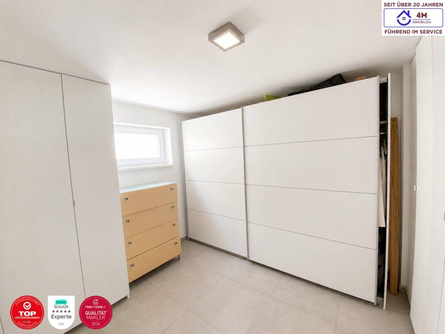 Geräumiger Ankleidebereich mit großen Schränken und Kommode, ideal für Kleidung.