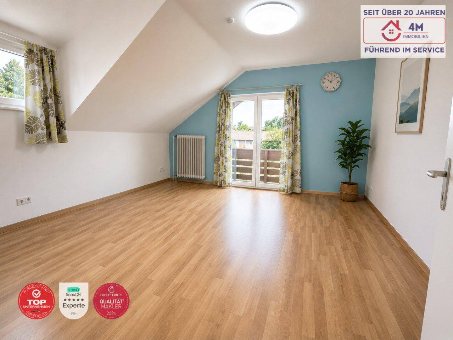 Helles Zimmer im Dachgeschoss mit schrägen Wänden, Laminatboden und Balkonzugang.