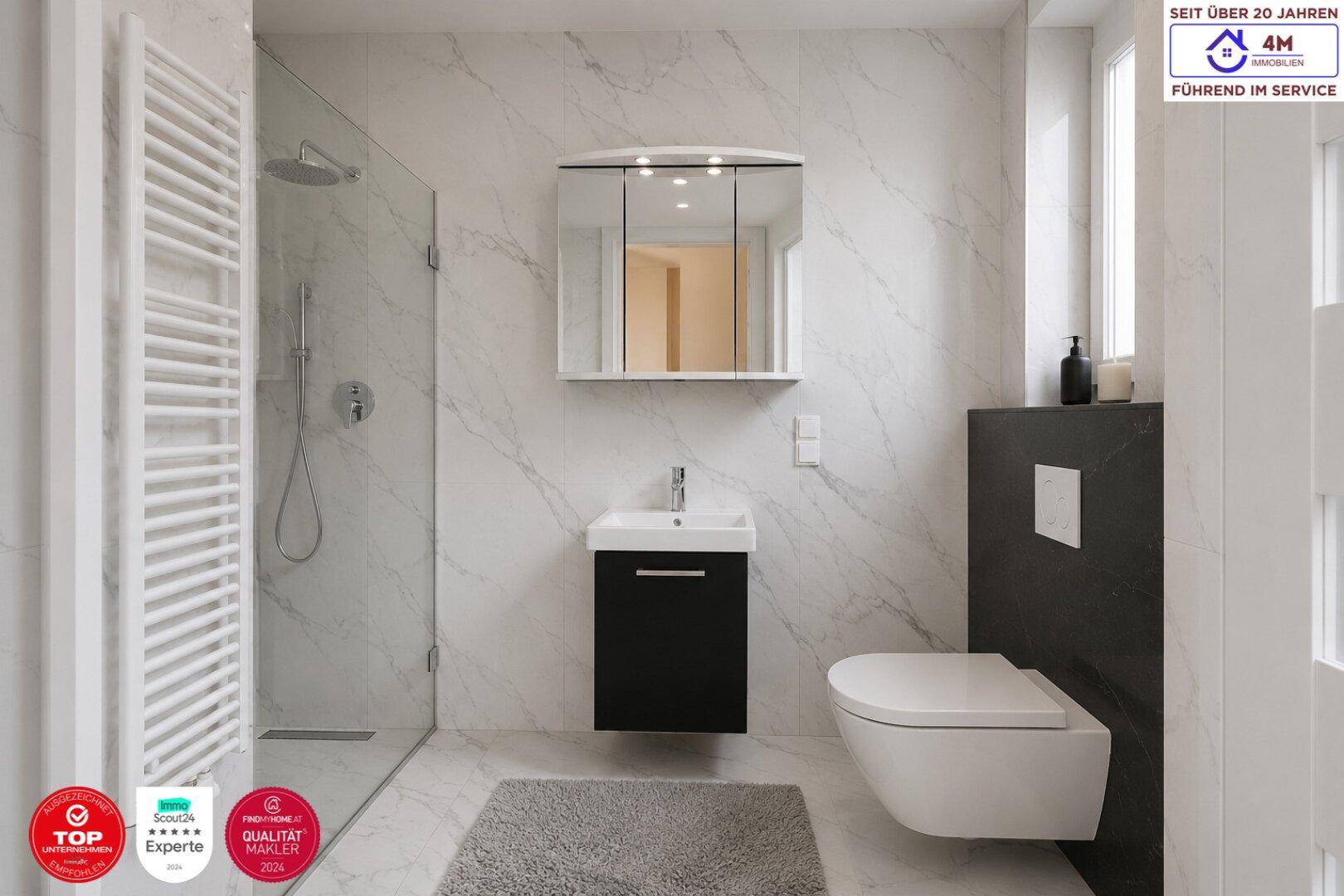 Modernes Badezimmer mit ebenerdiger Dusche, Einzelwaschbecken und Marmorfliesen.
