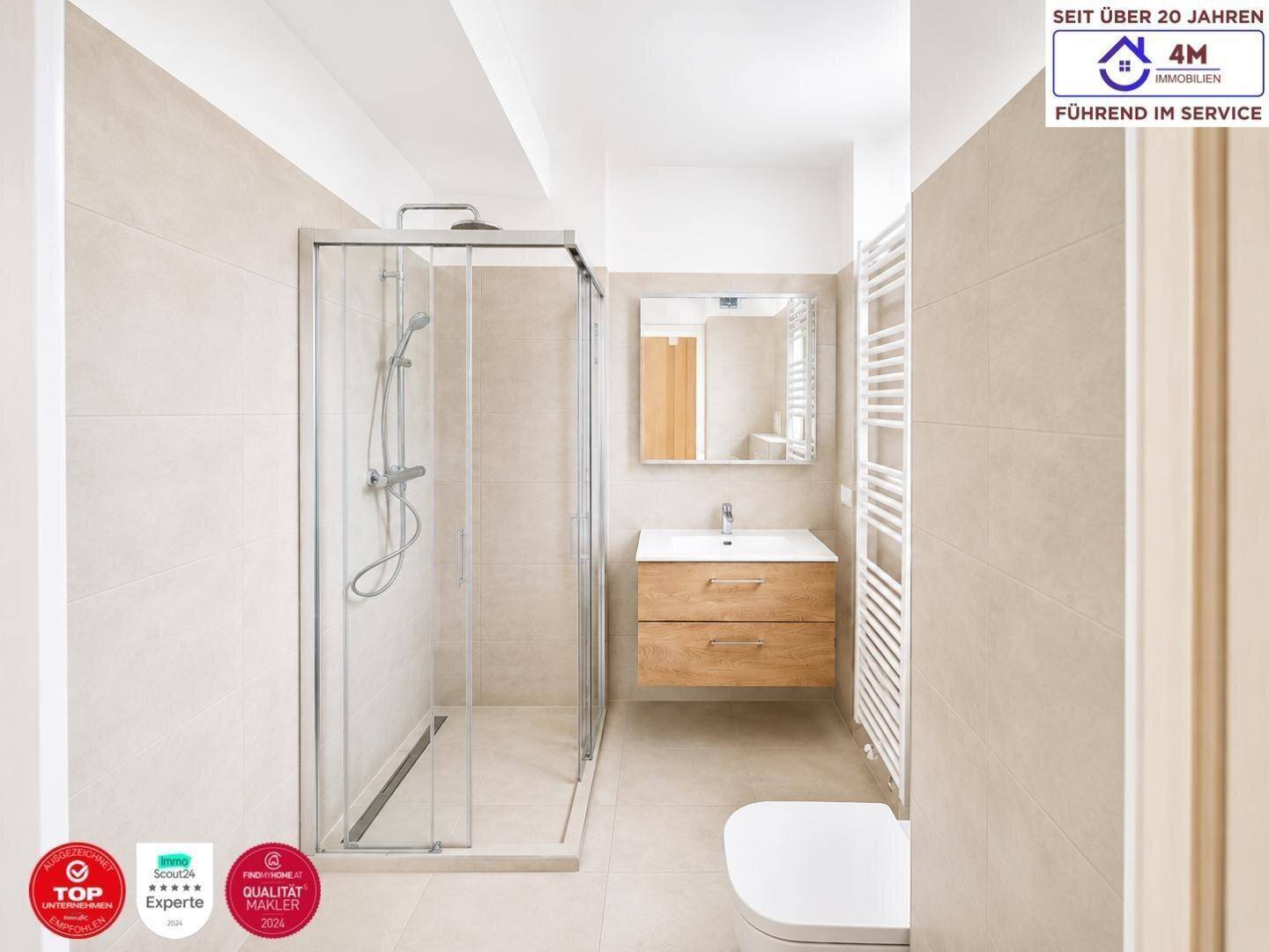 Modernes Badezimmer mit begehbarer Dusche, Waschbeckenunterschrank und beheiztem Handtuchhalter.