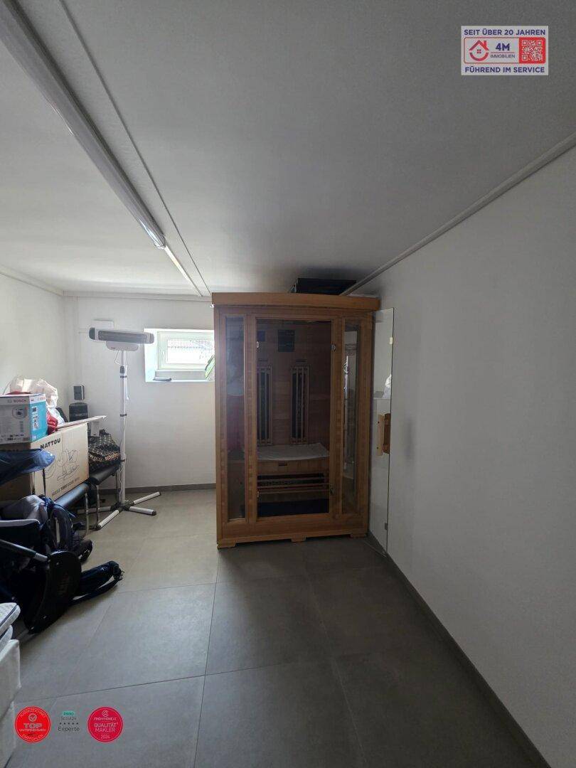 Innenraum mit einer sichtbaren Saunakabine, ideal für Entspannung und Wellness.