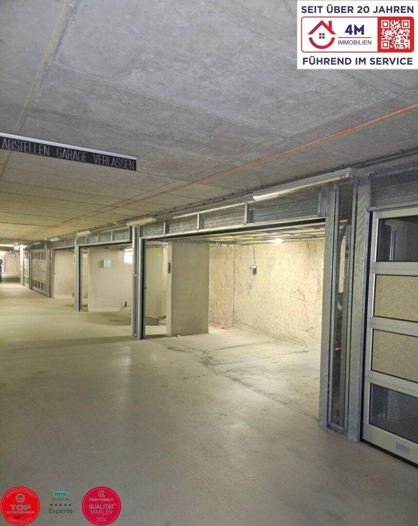 Geräumige Tiefgarage mit offenen Stellplätzen und Betonboden.