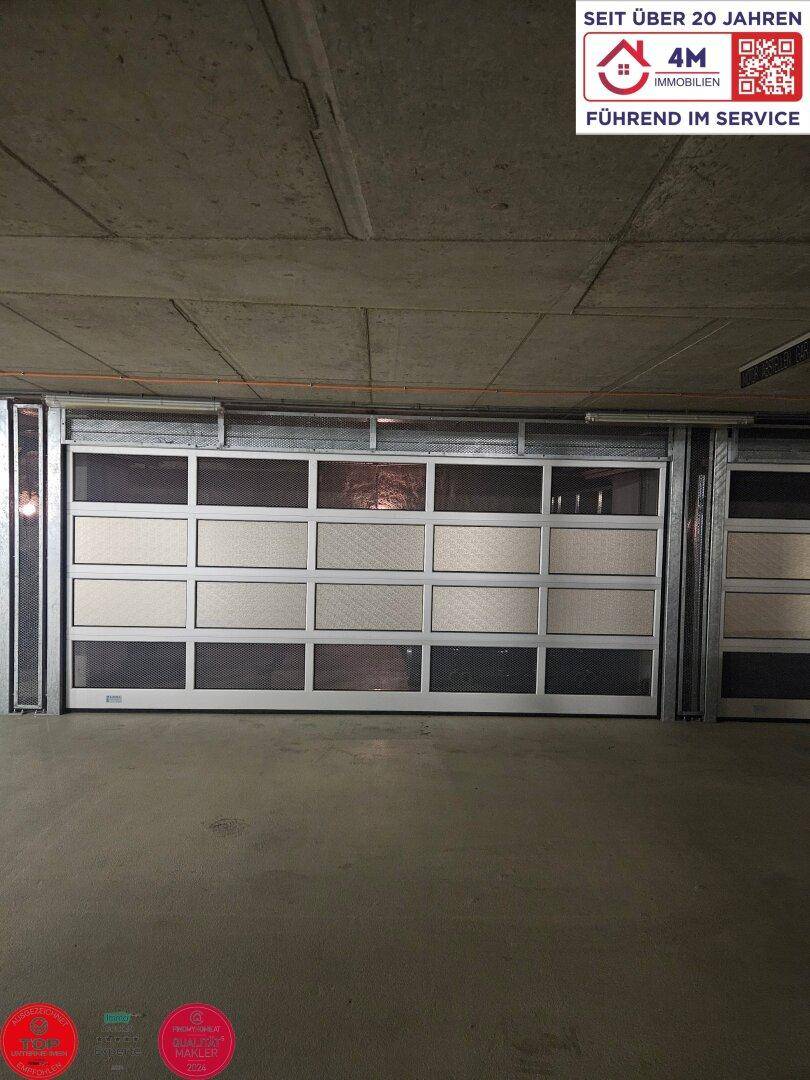 Geschlossenes Garagentor einer einzelnen Box in der Tiefgarage.