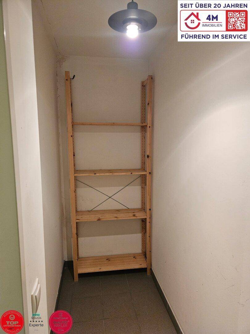 Praktischer Abstellraum mit Holzregal für zusätzlichen Stauraum und Organisation.