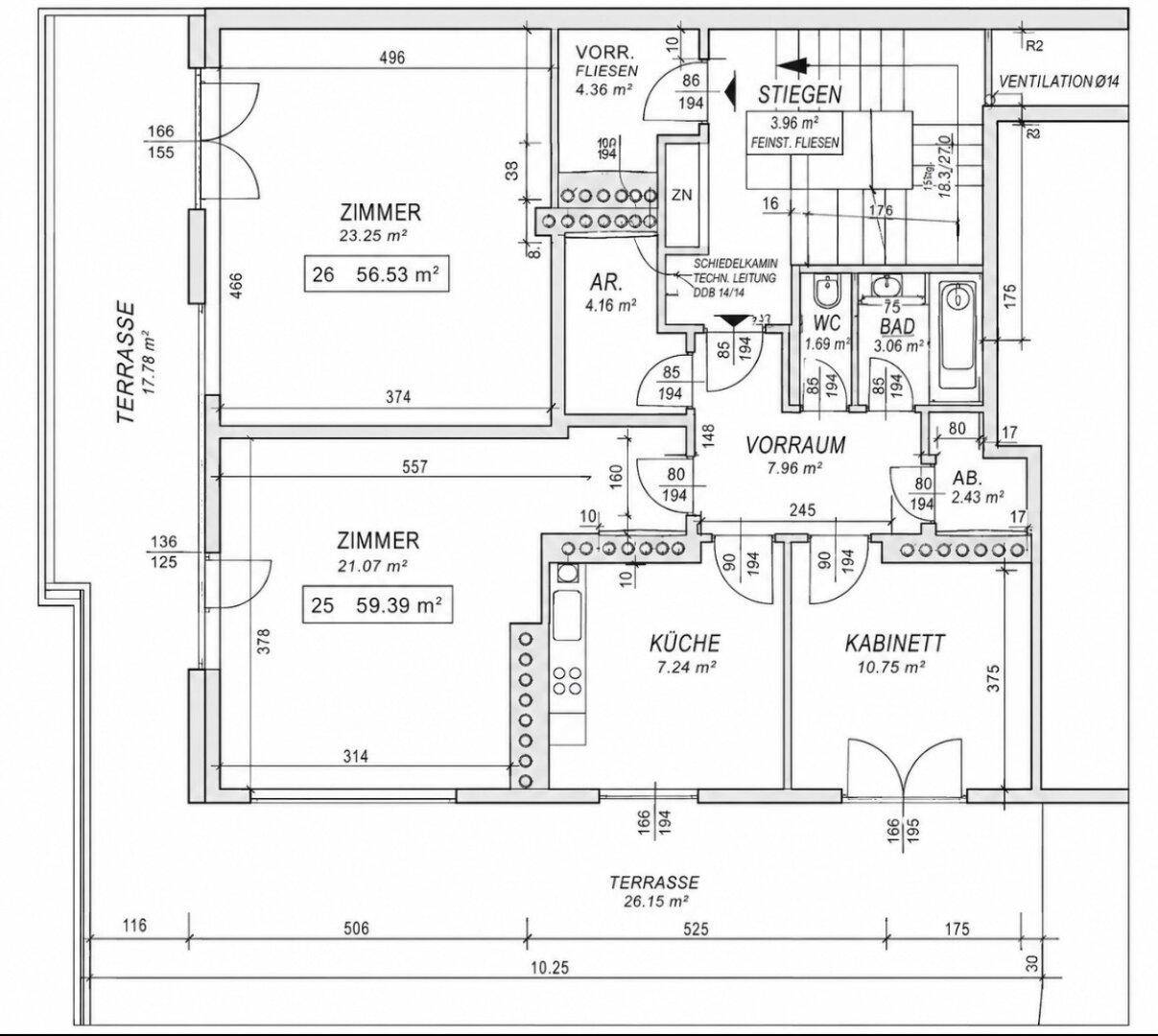 Detaillierter Grundriss einer Wohnung mit mehreren Zimmern, Bad und zwei Terrassen.