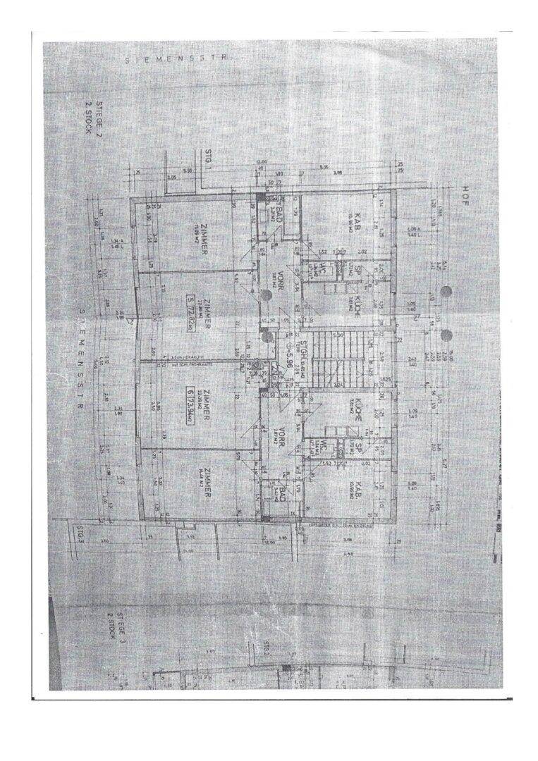 Grundrissplan einer Etage mit Zimmern, Küche und Sanitärbereichen.