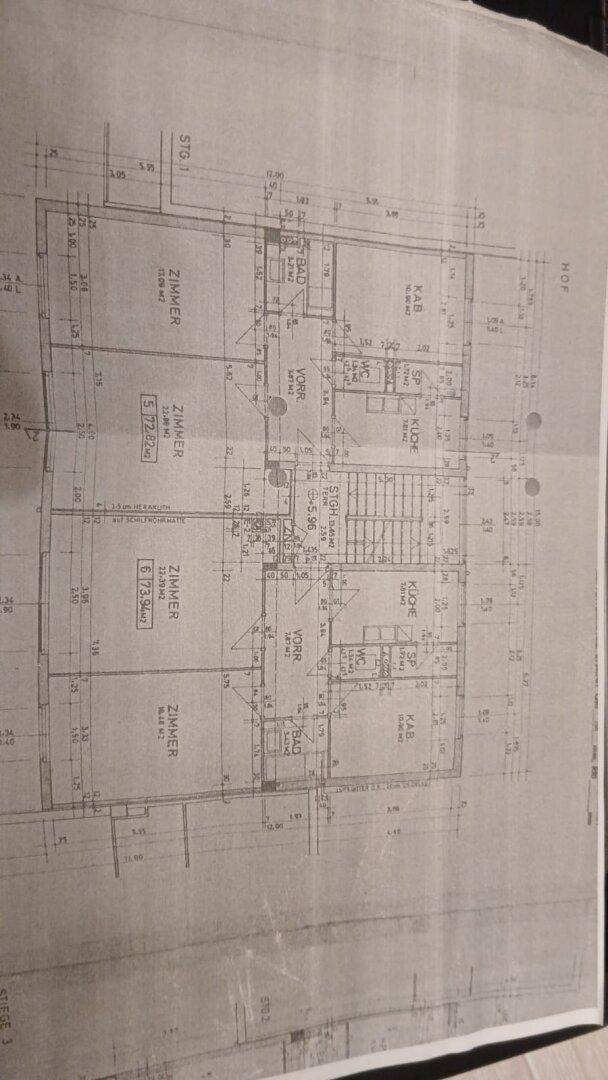 Grundrissplan einer Etage mit mehreren Zimmern, Küche und Bad.