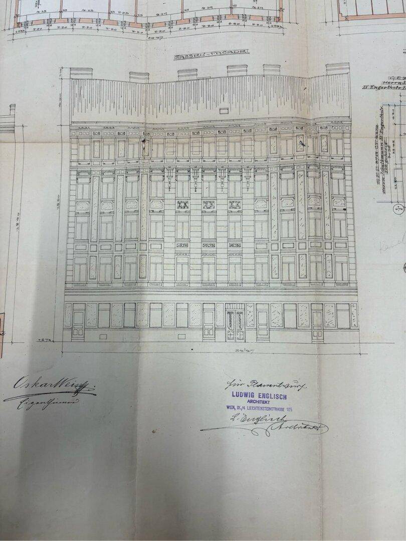 Detaillierte architektonische Zeichnung der Gebäudefassade mit vielen Fenstern und Verzierungen.