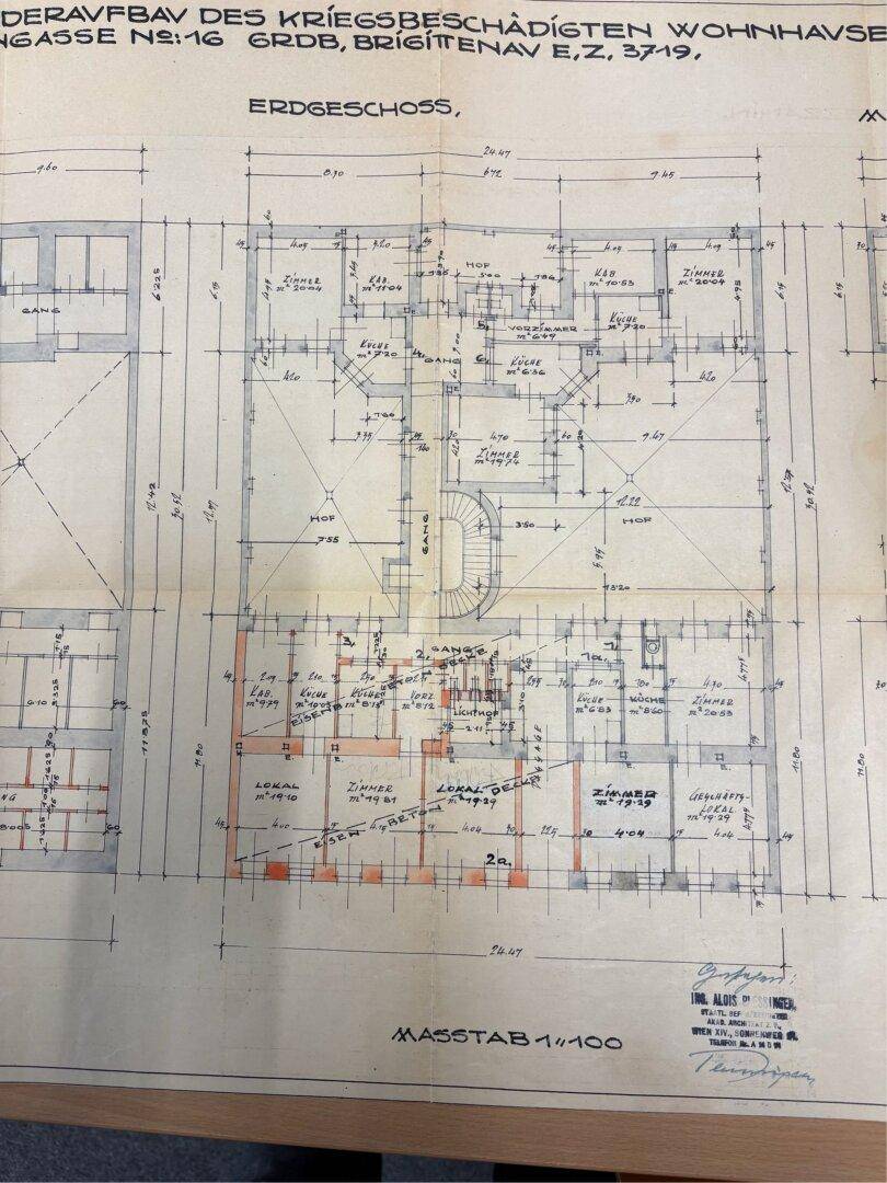 Historischer Grundriss des Erdgeschosses mit mehreren Lokalen und Zimmern.