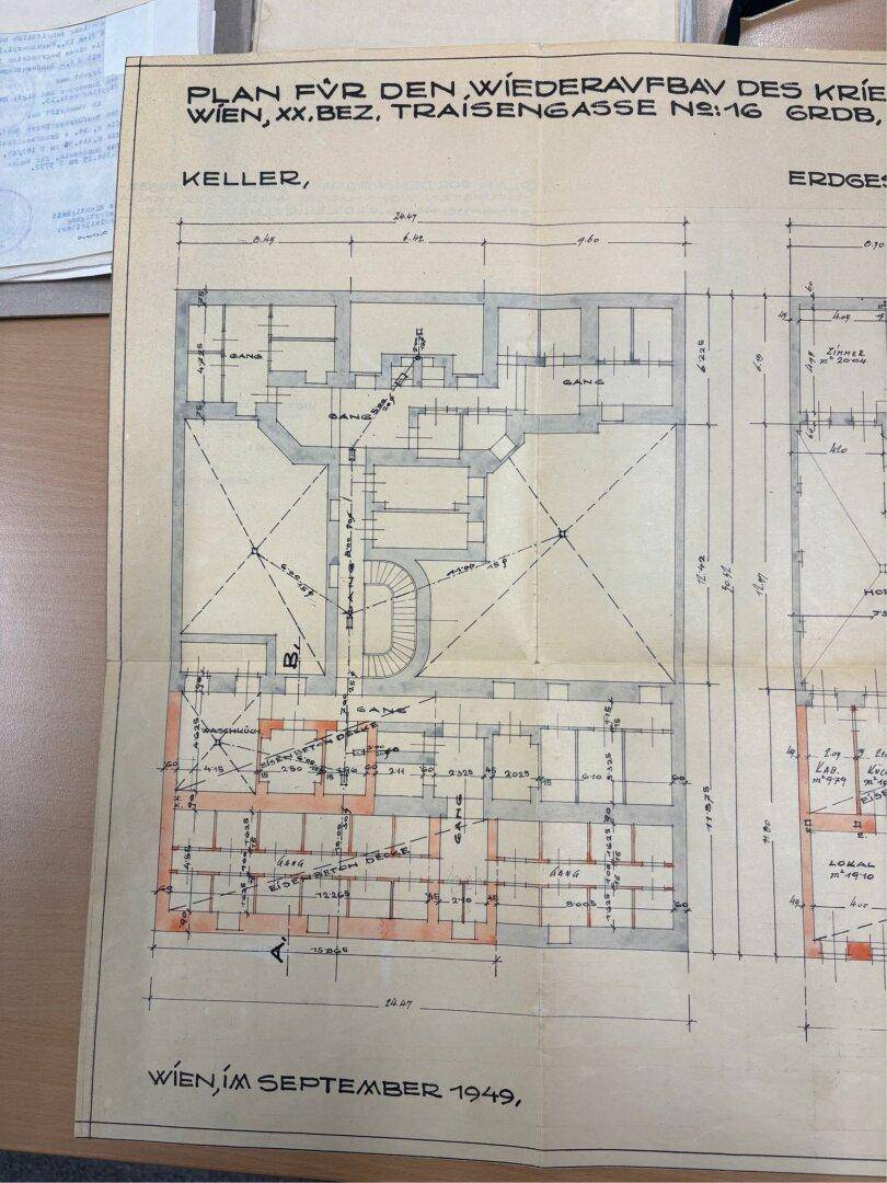 Historischer Grundriss des Kellergeschosses mit Gängen und verschiedenen Räumen.