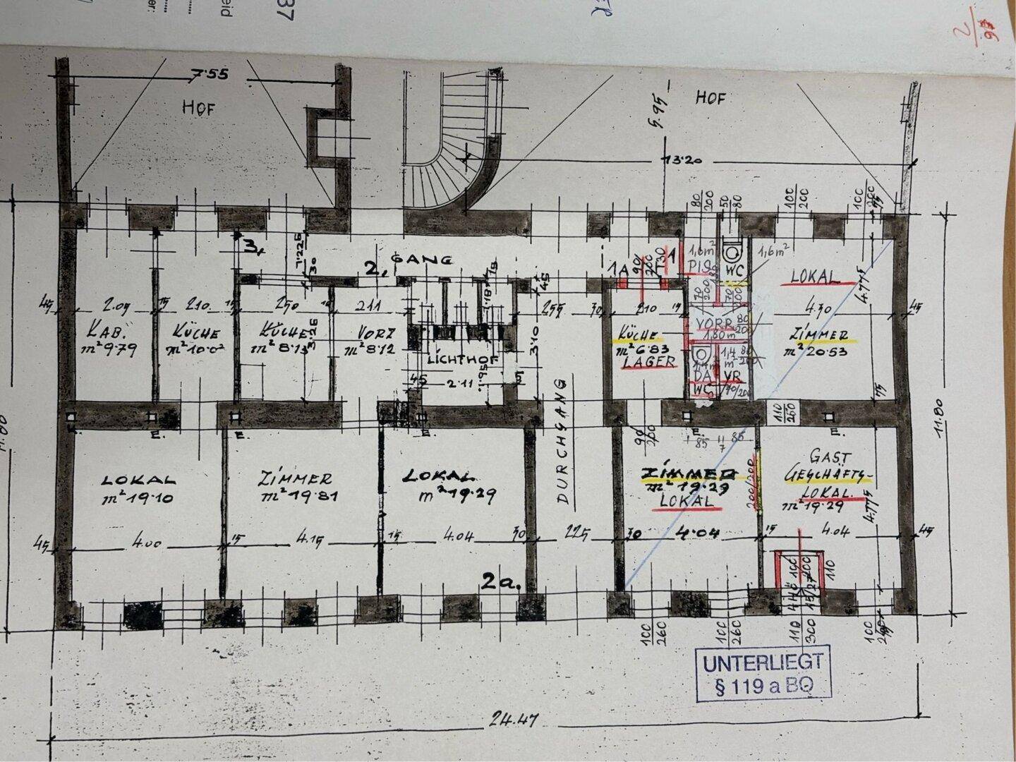 Detaillierter Grundriss eines Stockwerks mit mehreren Zimmern und einem zentralen Lichthof.