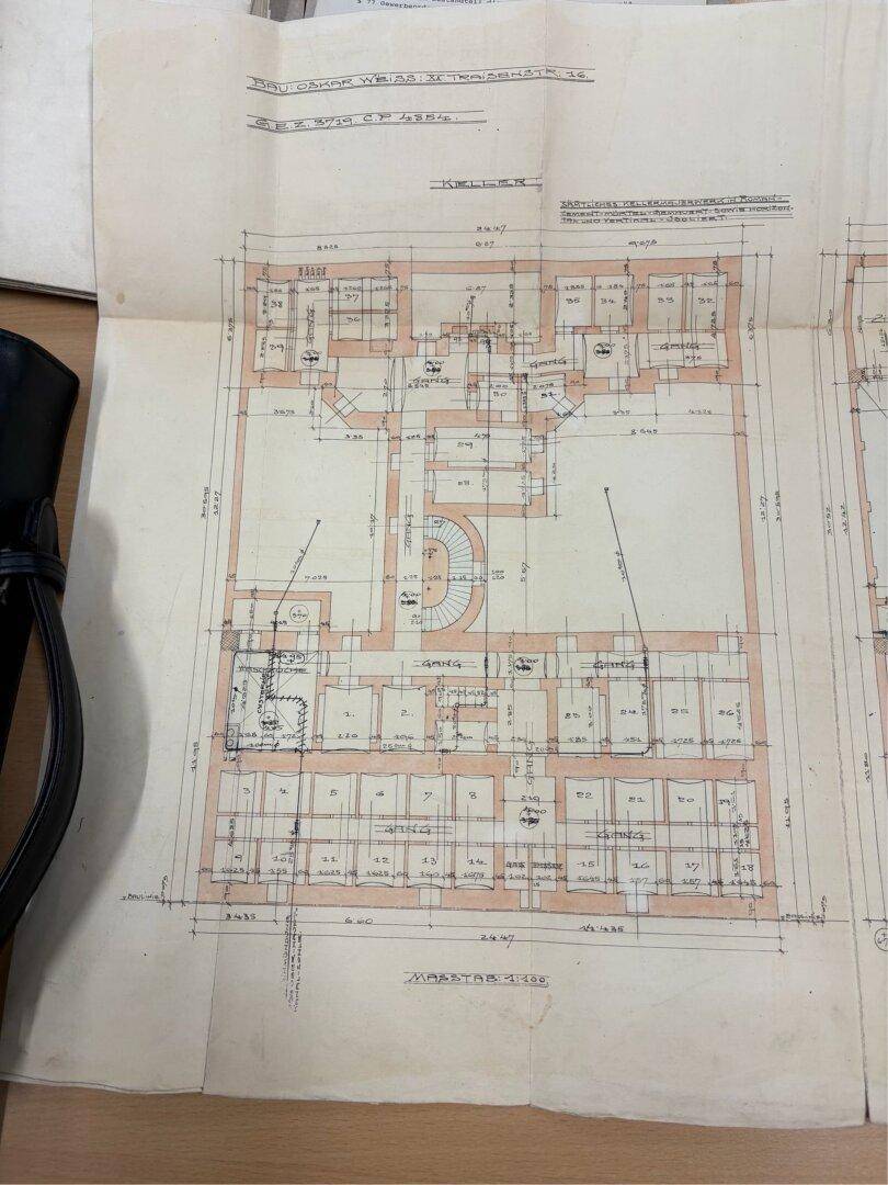 Historischer Grundriss des Kellergeschosses mit Gängen und verschiedenen Lagerräumen.
