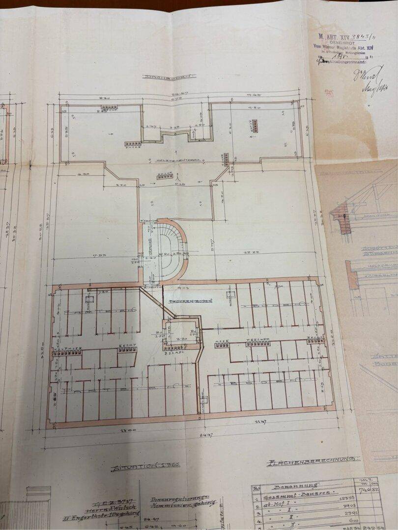 Historischer Grundriss eines Gebäudes mit mehreren Einheiten und zentralem Treppenhaus, detailliert dargestellt.