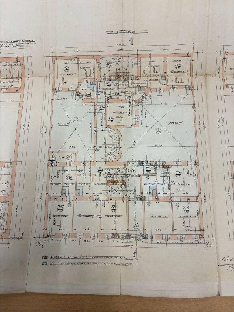Historischer Grundriss des Erdgeschosses mit mehreren Lokalen und Zimmern.