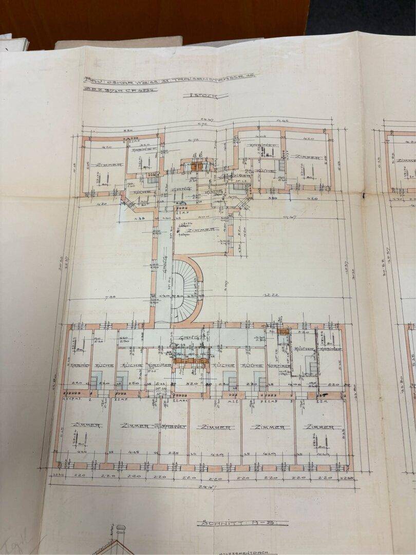Detaillierter Grundriss des zweiten Obergeschosses mit Zimmern, Küchen und Bädern.