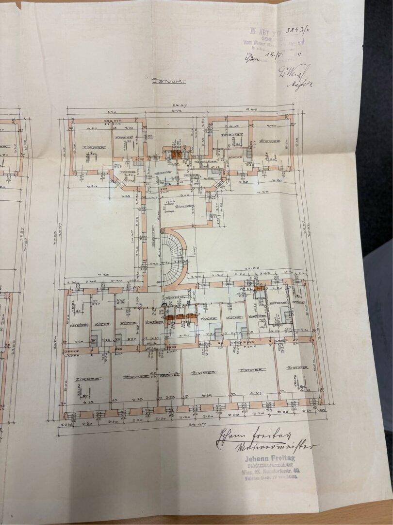 Detaillierter Grundriss des ersten Obergeschosses mit Zimmern, Küchen und Bädern.