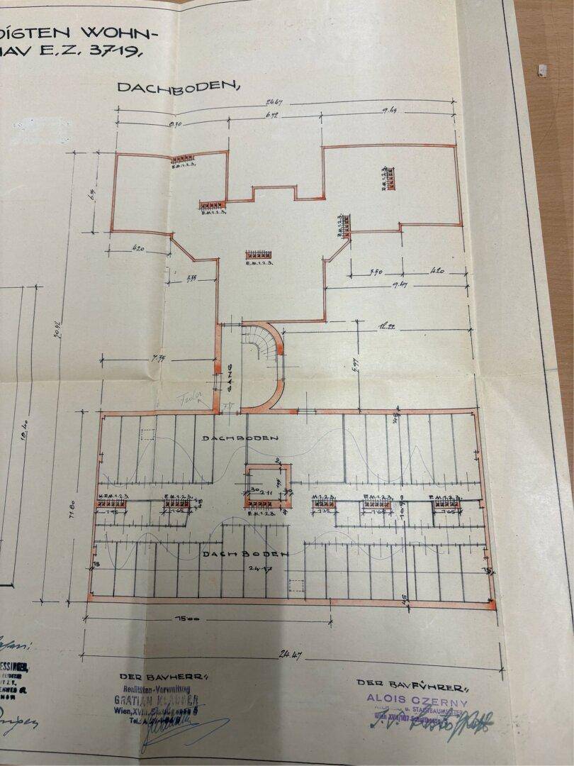 Grundriss des Dachbodens mit verschiedenen Abteilen und Zugang zum Treppenhaus.